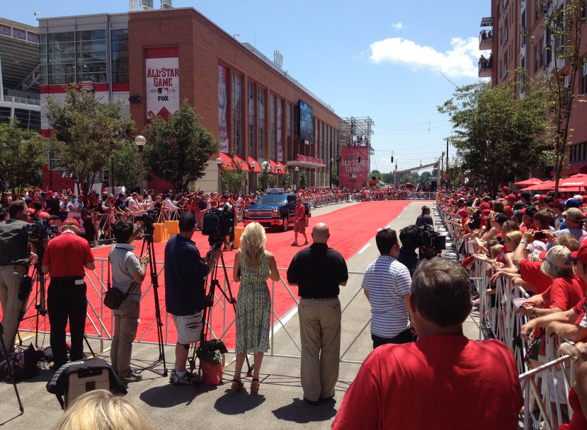 1_red_carpet_and_crowd